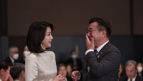 김건희 여사가 지난 10일 오후 서울 중구 신라호텔에서 열린 외빈 초청 만찬에서 더불어민주당 윤호중 비상대책위원장과 환담하고 있다.<대통령실 제공>
